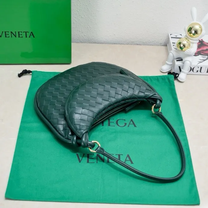Batch 1860 Bv Shu Qi's same "Gemelli" twin bag 👇 Locked in advance 24 years of hot style 💕 Gemelli is paired with two half-moon shaped bags, matched with the brand's iconic intrecciato woven sheepskin, equipped with a detachable tubular handle, which can be used as a clutch, on the shoulder or by flipping the small crescent moon as a handle, or as a long shoulder strap 🉑️ crossbody The dual design has a personalized yet charming attitude, and the eye-catching visual impact brings an elegant and fashionable feeling. It is a bag worth buying💥 Size: 36x25x10, Model: 4281#